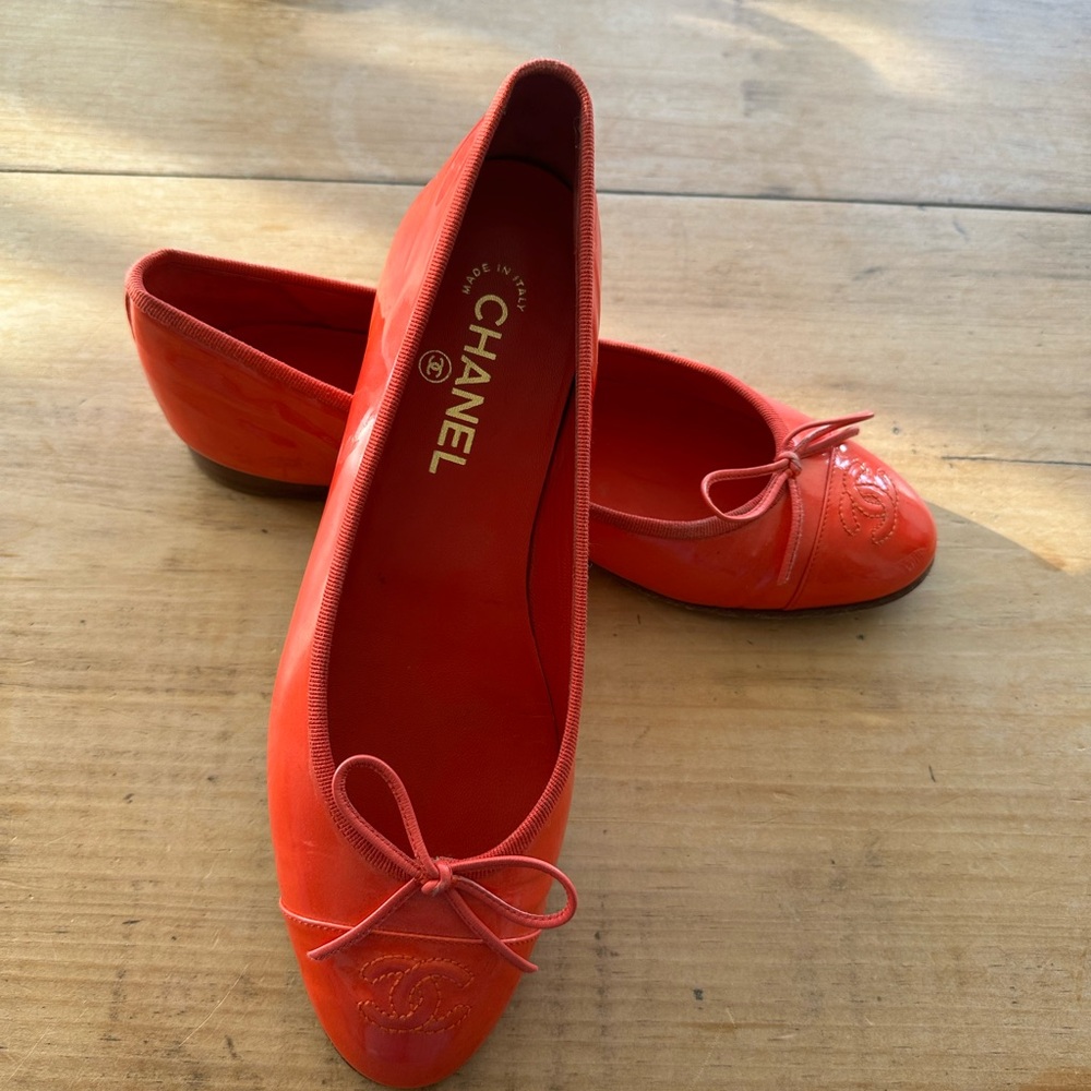 CHANEL Red Patent Leather Ballet Flats with Bow - Picture 2 of 5